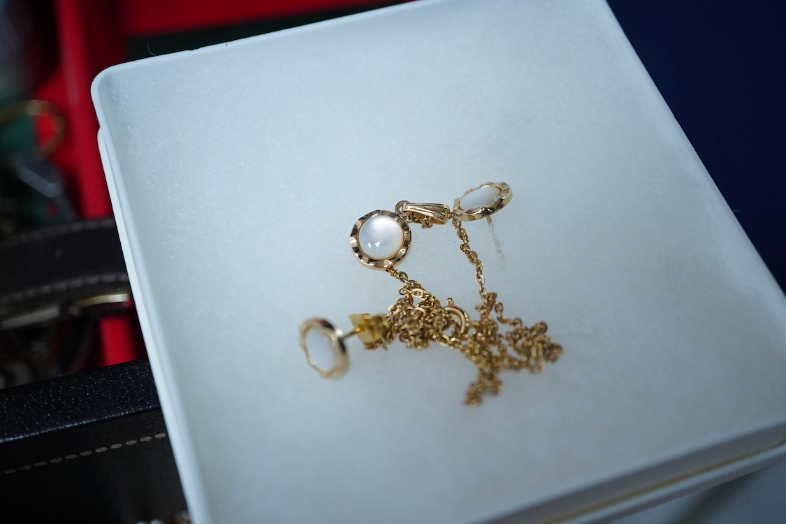 A jewellery box and contents to include a 935 white metal and paste set swallow brooch, silver locket on chain, white metal and costume jewellery, agate necklace and wrist watches including Seiko, Lanco, Lorus and Rotary